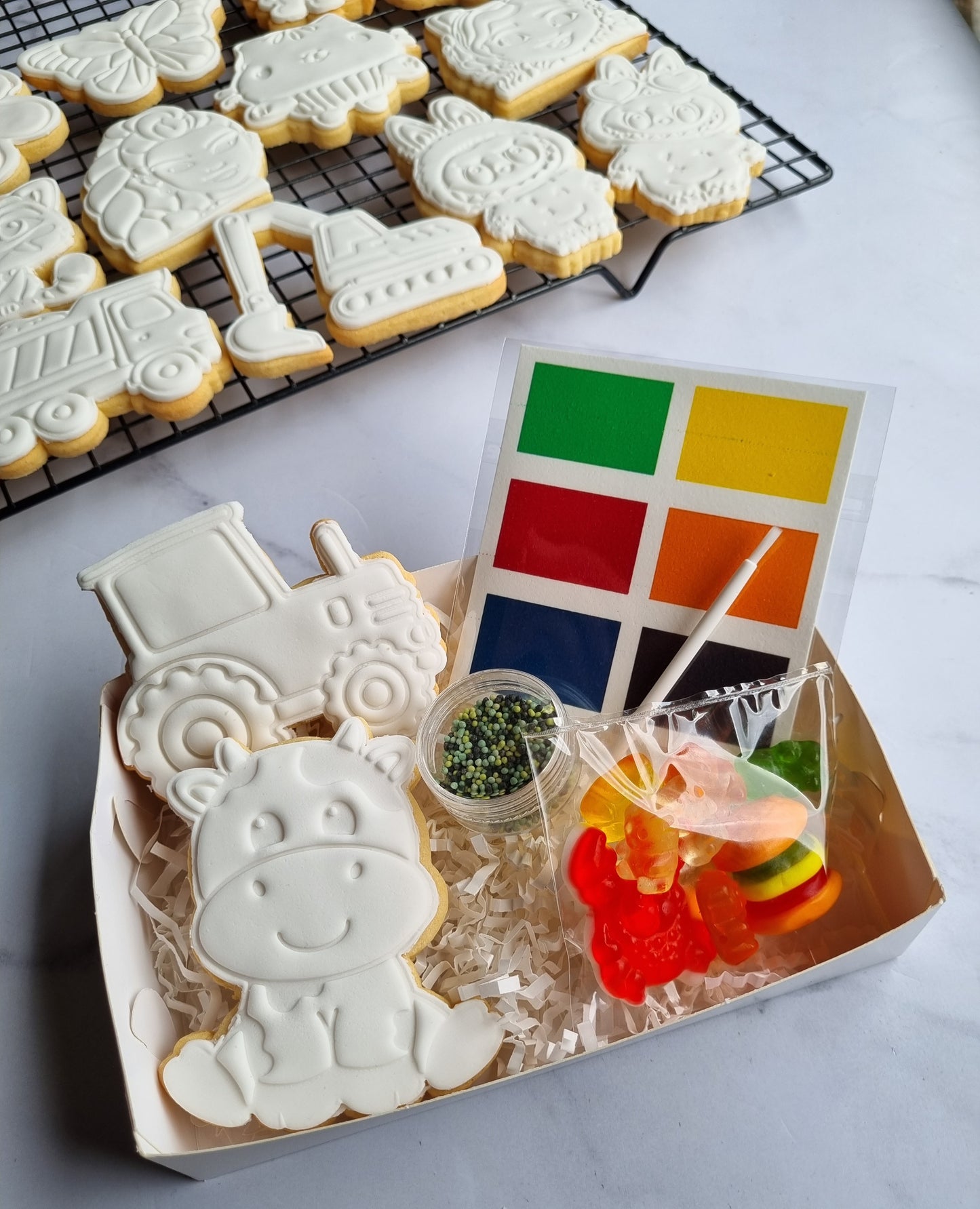Cow & Tractor - Paint your own cookie kit