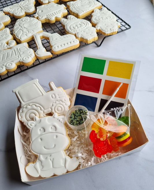 Cow & Tractor - Paint your own cookie kit